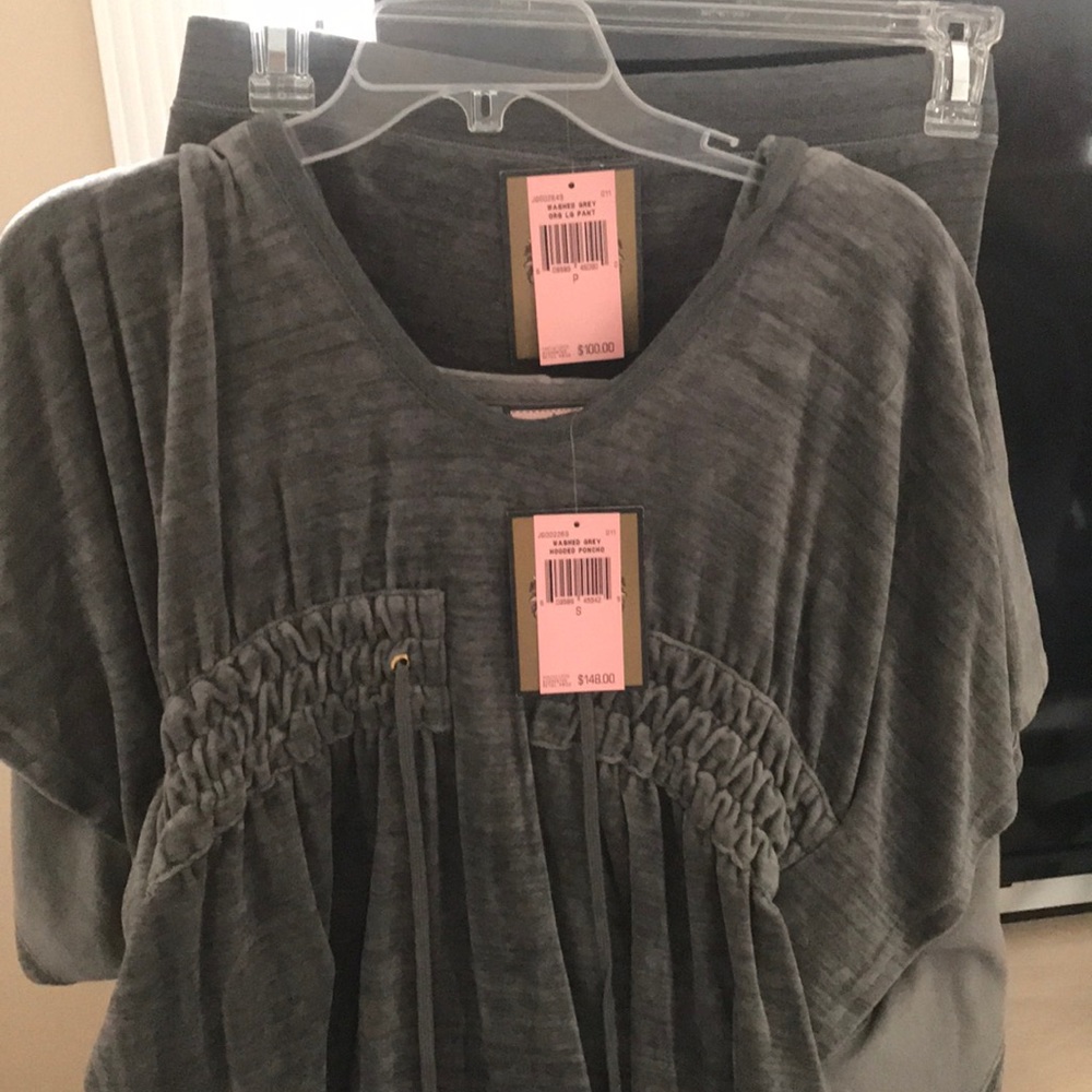 Juicy shirt has matching pants